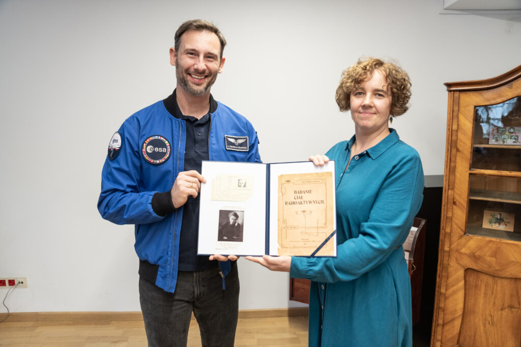 Symbole polskiego dziedzictwa narodowego, które poleciały w kosmos, trafiły do swoich instytucji