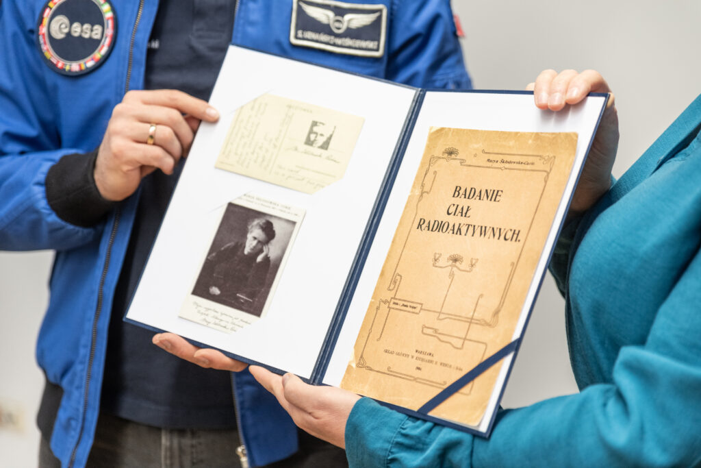 Symbole polskiego dziedzictwa narodowego, które poleciały w kosmos, trafiły do swoich instytucji