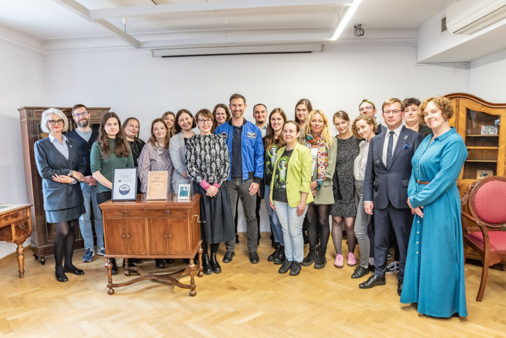 Symbole polskiego dziedzictwa narodowego, które poleciały w kosmos, trafiły do swoich instytucji