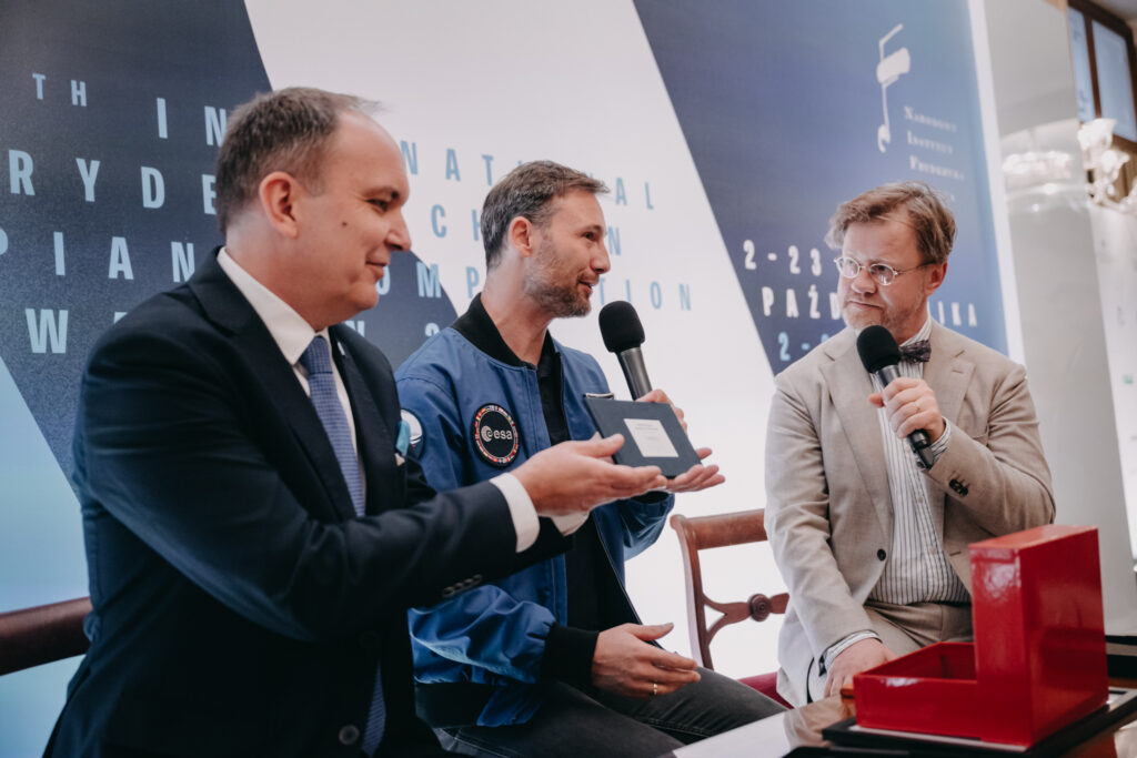 Symbole polskiego dziedzictwa narodowego, które poleciały w kosmos, trafiły do swoich instytucji