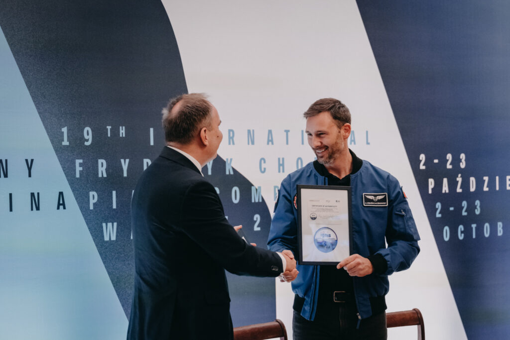 Symbole polskiego dziedzictwa narodowego, które poleciały w kosmos, trafiły do swoich instytucji