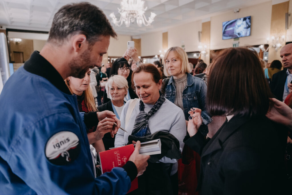 Symbole polskiego dziedzictwa narodowego, które poleciały w kosmos, trafiły do swoich instytucji