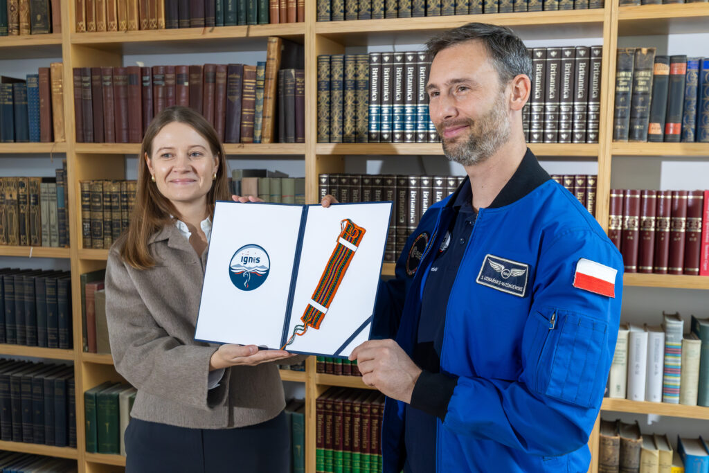 Symbole polskiego dziedzictwa narodowego, które poleciały w kosmos, trafiły do swoich instytucji