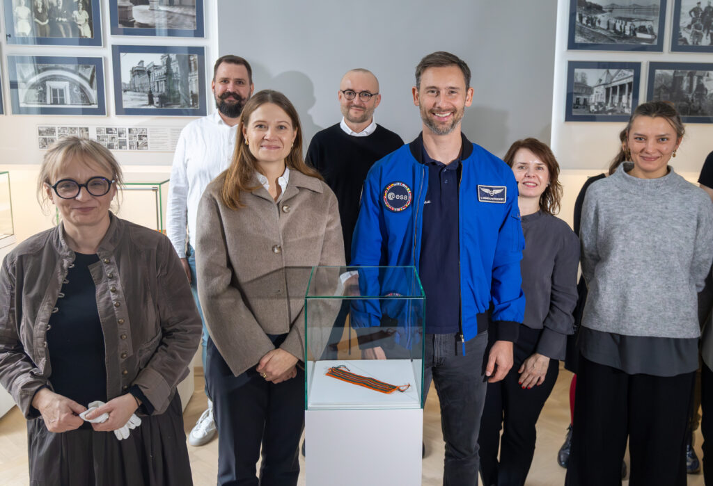 Symbole polskiego dziedzictwa narodowego, które poleciały w kosmos, trafiły do swoich instytucji