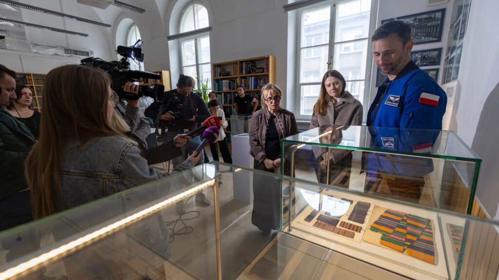 Symbole polskiego dziedzictwa narodowego, które poleciały w kosmos, trafiły do swoich instytucji