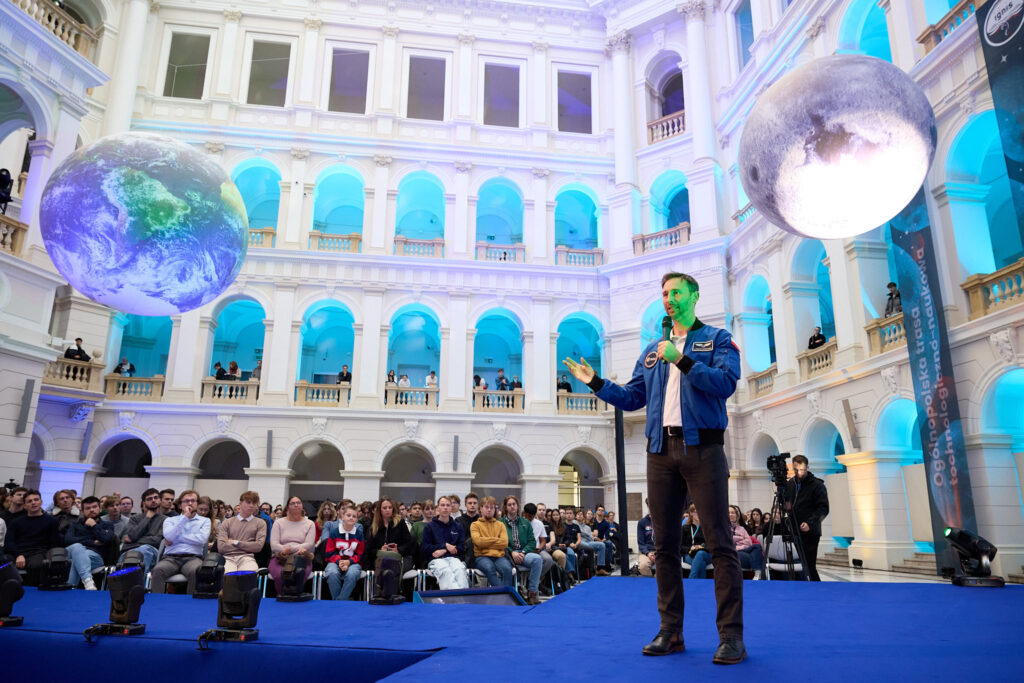 Startuje ogólnopolska trasa technologiczno-naukowa misji IGNIS z doktorem Sławoszem Uznańskim-Wiśniewskim – spotkania na 17 uczelniach.