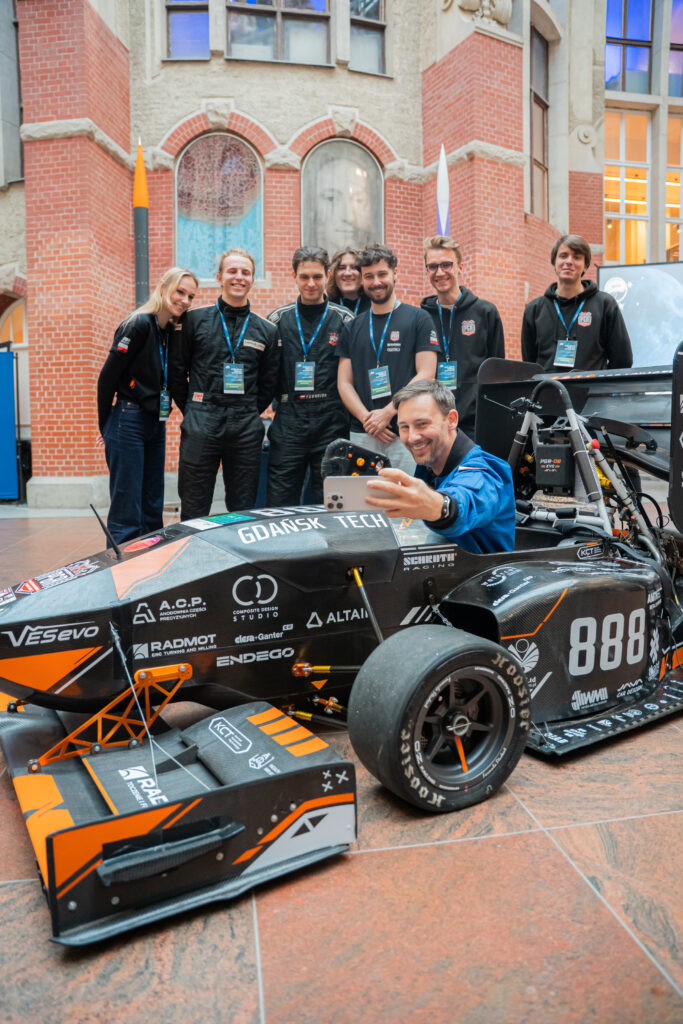 Gdańsk | Ogólnopolska trasa technologiczno-naukowa misji IGNIS z doktorem Sławoszem Uznańskim-Wiśniewskim