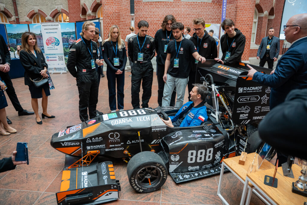 Gdańsk | Ogólnopolska trasa technologiczno-naukowa misji IGNIS z doktorem Sławoszem Uznańskim-Wiśniewskim