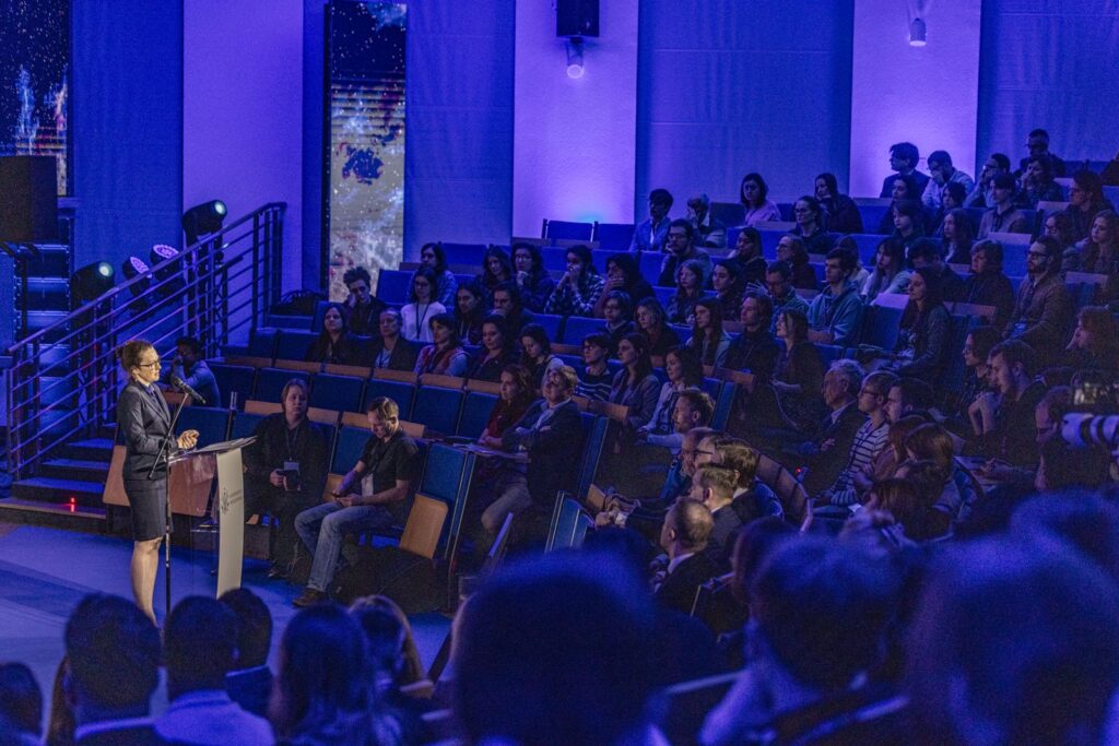 Kilkanaście tysięcy studentów i uczniów wzięło udział w spotkaniach technologiczno-naukowej trasy „IGNIS – Polska sięga gwiazd”