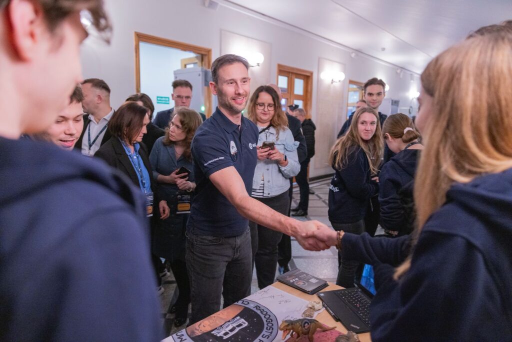 Kilkanaście tysięcy studentów i uczniów wzięło udział w spotkaniach technologiczno-naukowej trasy „IGNIS – Polska sięga gwiazd”