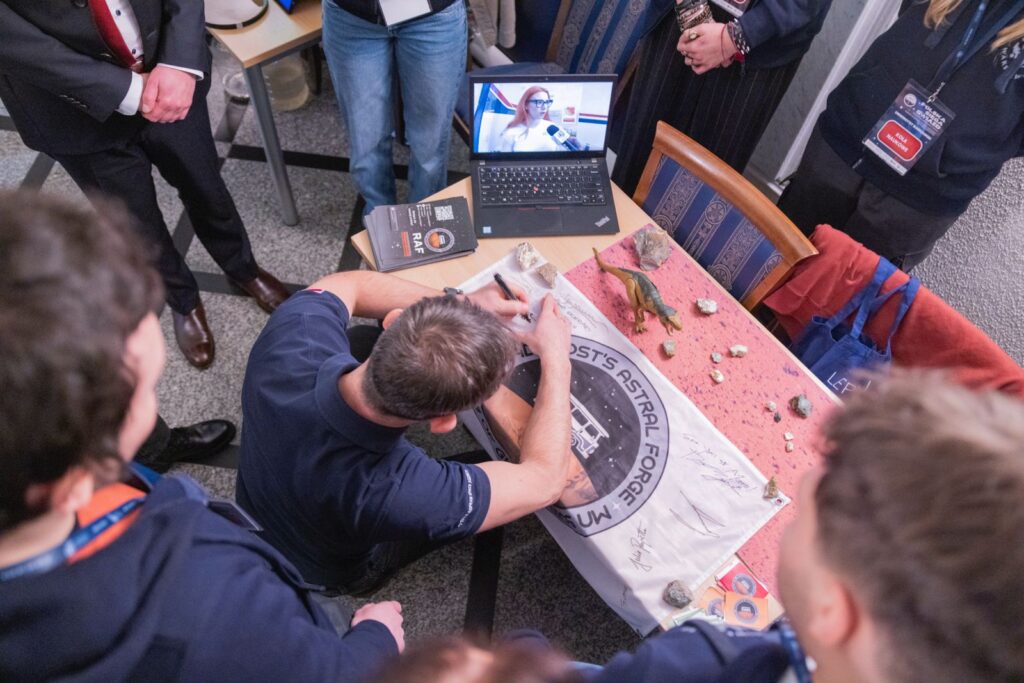 Kilkanaście tysięcy studentów i uczniów wzięło udział w spotkaniach technologiczno-naukowej trasy „IGNIS – Polska sięga gwiazd”