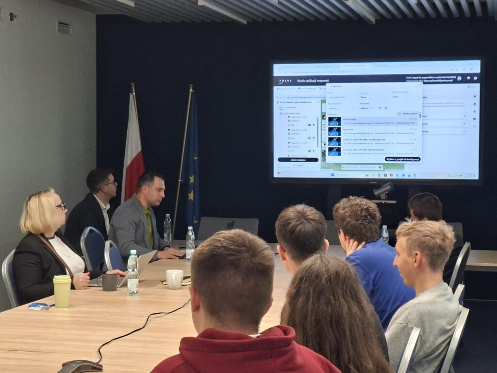 Studenci WAT z wizytą w warszawskim oddziale POLSA