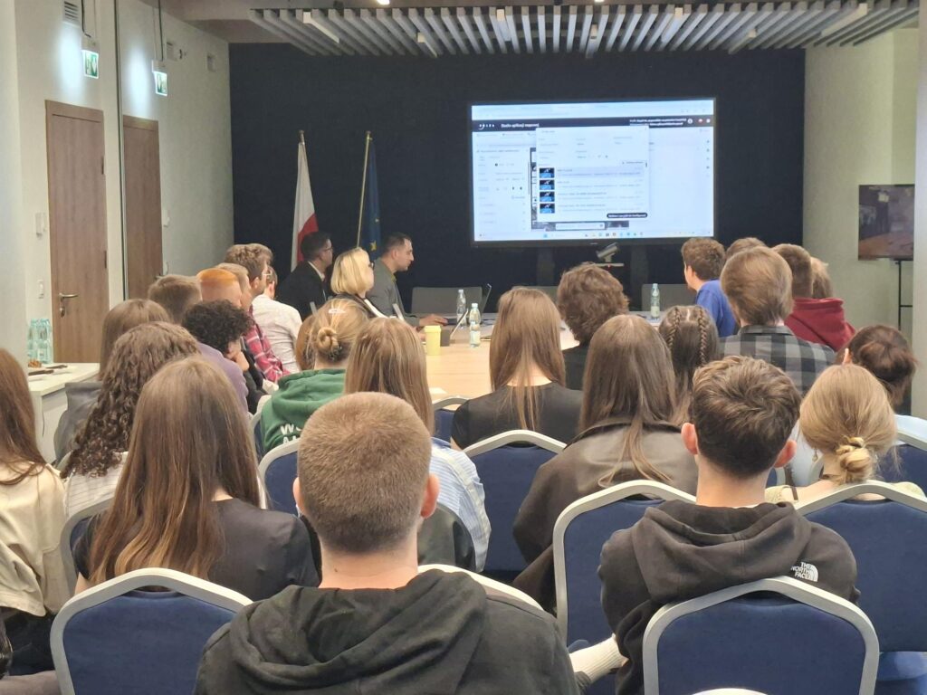 Studenci WAT z wizytą w warszawskim oddziale POLSA
