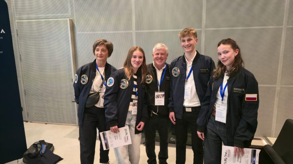 Mamy zwycięzców konkursu Team Poland 2026 - Al Worden Endeavour Scholarship! Czworo uczniów i jeden nauczyciel pojadą do USA na kosmiczne stypendium.
