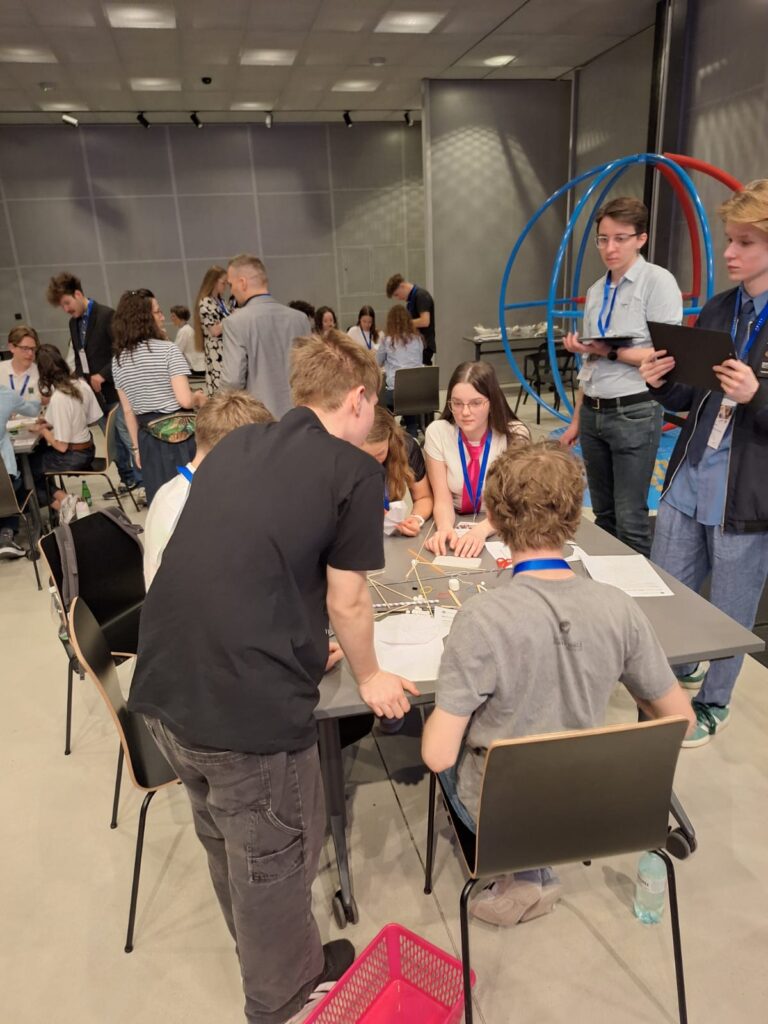 Mamy zwycięzców konkursu Team Poland 2026 - Al Worden Endeavour Scholarship! Czworo uczniów i jeden nauczyciel pojadą do USA na kosmiczne stypendium.