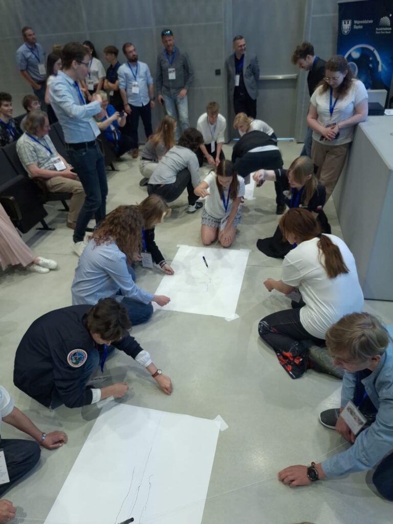 Mamy zwycięzców konkursu Team Poland 2026 - Al Worden Endeavour Scholarship! Czworo uczniów i jeden nauczyciel pojadą do USA na kosmiczne stypendium.